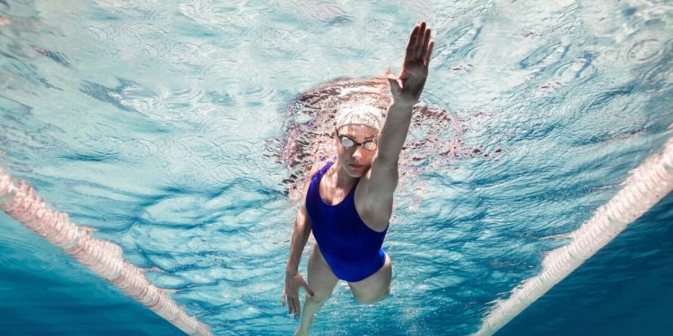 Primul studiu clinic confirmă că înotul combate durerile lombare