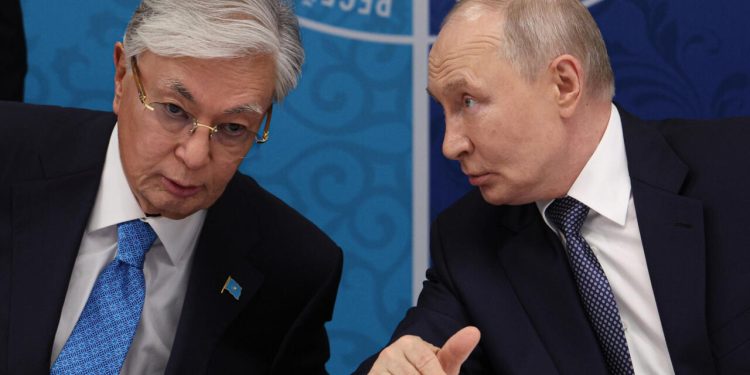 Tokayev îi cere public lui Putin înghețarea războiului din Ucraina