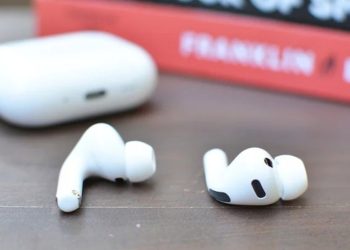 Apple a scurs imagini cu noile AirPods dotate cu camere foto