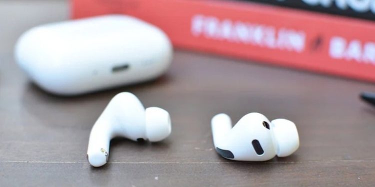 Apple a scurs imagini cu noile AirPods dotate cu camere foto