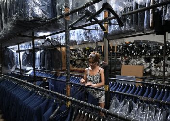 Interdicția UE privind distrugerea hainelor nesoldate schimbă regulile în modă