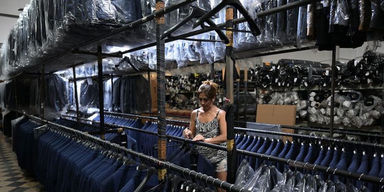 Interdicția UE privind distrugerea hainelor nesoldate schimbă regulile în modă