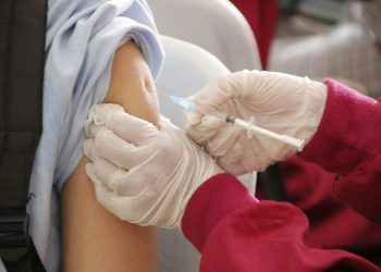 Rezultate promițătoare pentru primul vaccin ARNm personalizat împotriva cancerului