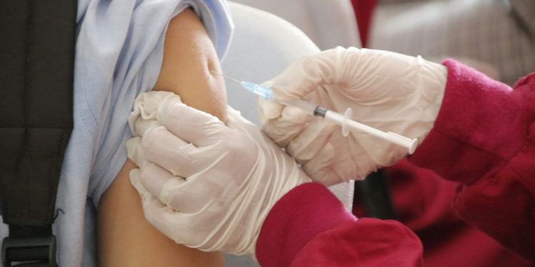 Rezultate promițătoare pentru primul vaccin ARNm personalizat împotriva cancerului