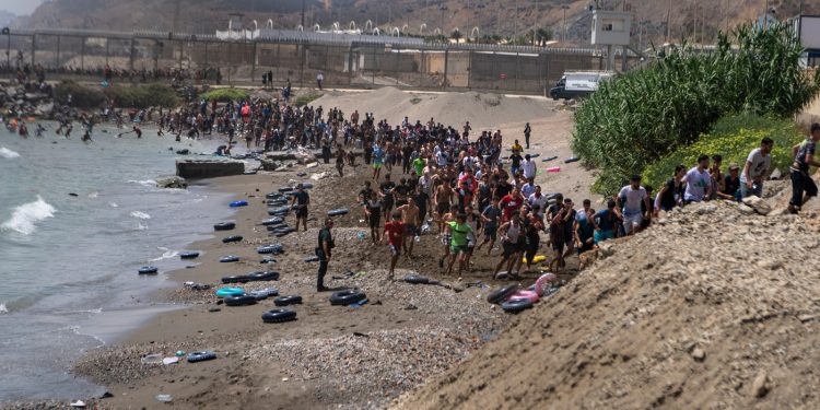 Valul de migranți din Ceuta provoacă blocaje diplomatice în Europa